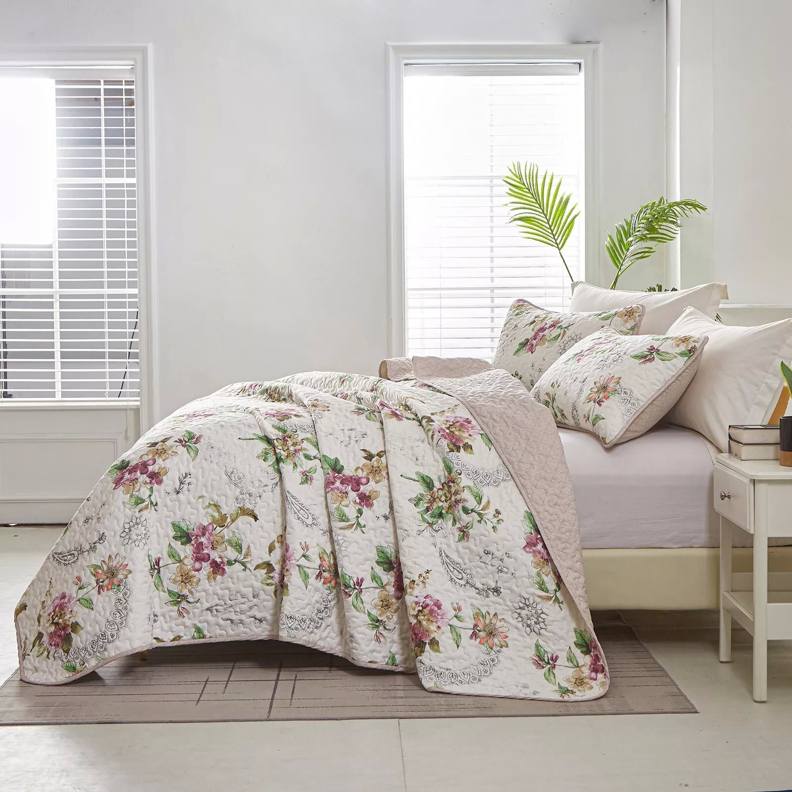 NNEDSZ Artisan Quilted Coverlet and Pillowcases Set: A Masterpiece for Your Bed - Queen size